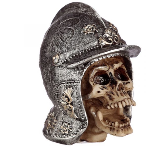 Decoschedel met Middeleeuwse helm voorkant
